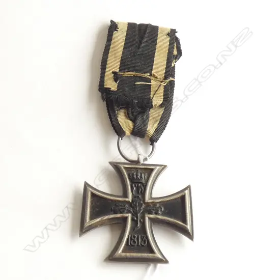(19526) WWI IRON CROSS DECORATION WITH RIBBON