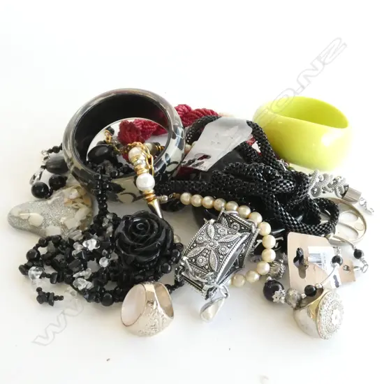 ASST. COSTUME JEWELLERY AND A PAIR OF BEADED GLOVES