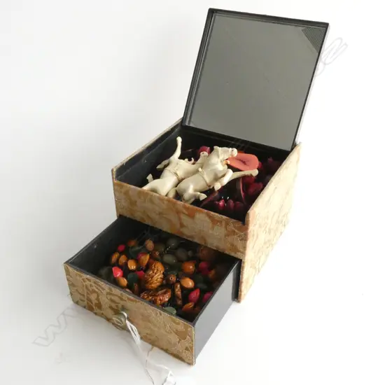 SM JEWELLERY BOX OF BEADED NECKLACES ETC..