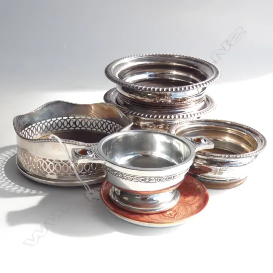 5 EPNS- 4 WINE BOTTLE HOLDERS & 1 DISH + 1926 HAND PAINTED PLATE (DIA 100MM)