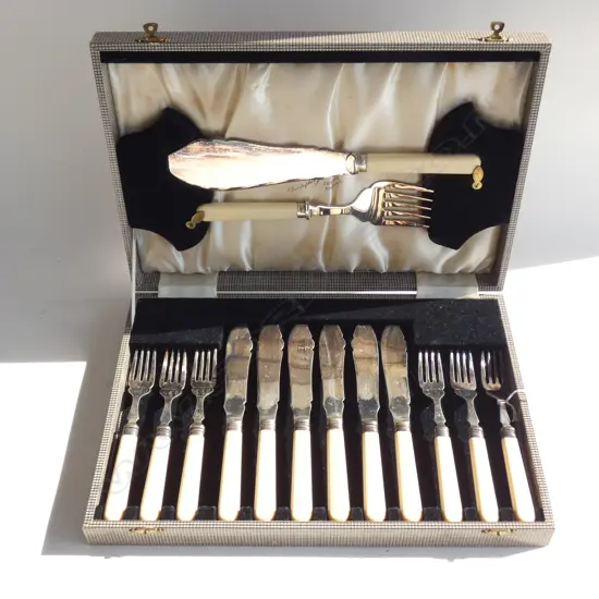 (19999) VINTAGE CASED S/PLATE FISH SERVICE 