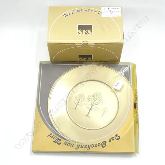 SKS COPPER TREE ENGRAVED PLATE (DIA 290MM)(BOXED) & COPPER JUG (H. ) (BOXED)