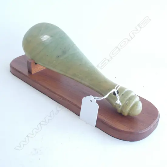 GREENSTONE MERE ON WOODEN STAND - L. 220MM