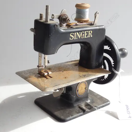 VINTAGE CHILDS SINGER SEWING MACHINE - MADE IN ITALY  - SURFACE RUST TO PLATE 