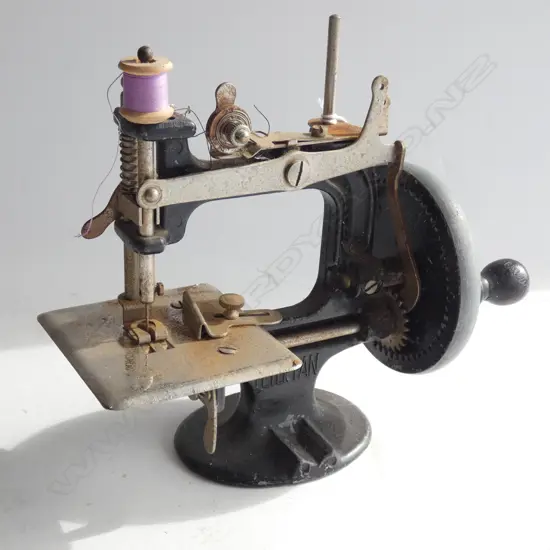 VINTAGE CHILDS PETER PAN SEWING MACHINE