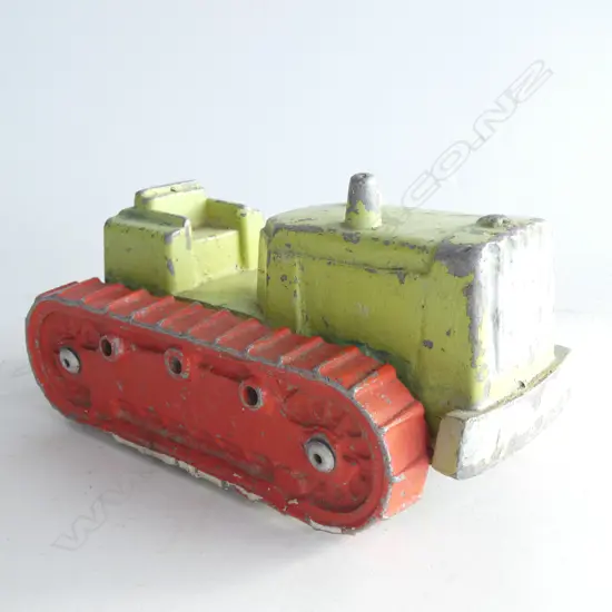 OLD DIE CAST FUN HO (?) TANK  L. 190MM SOME WEAR TO GREEN & RED PAINT
