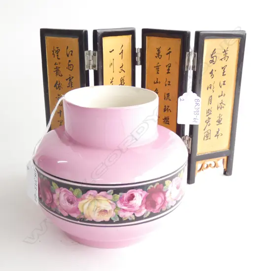 PINK ROSE VASE (H. 135MM) & SM WOOD TABLE SCREEN (L. 250MM  H. 170MM