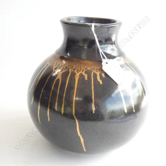 PATTI MEADS ? PORCELAIN POTTERY VASE GOLD DRIBBLE