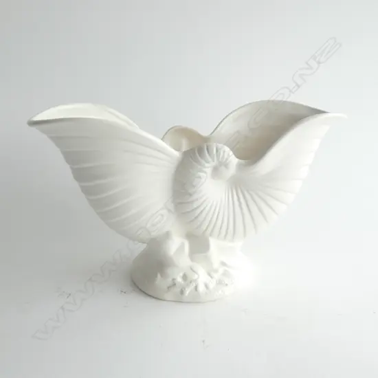 (19932) CROWN LYNN WHITE DOUBLE NAUTILUS VASE 