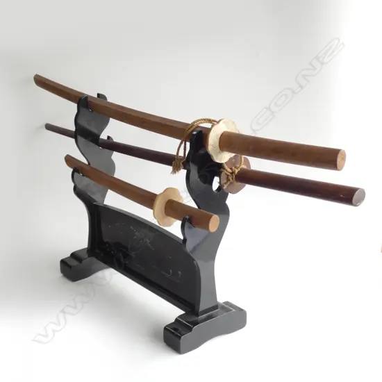 3 JAPANESE OAK KATANA “BOKUTO 木刀” ON A LACQUERED AND INLAID SWORD STAND