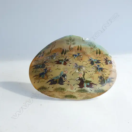 (19591) VINTAGE INDIAN PAINTED HUNTING SCENE SHELL