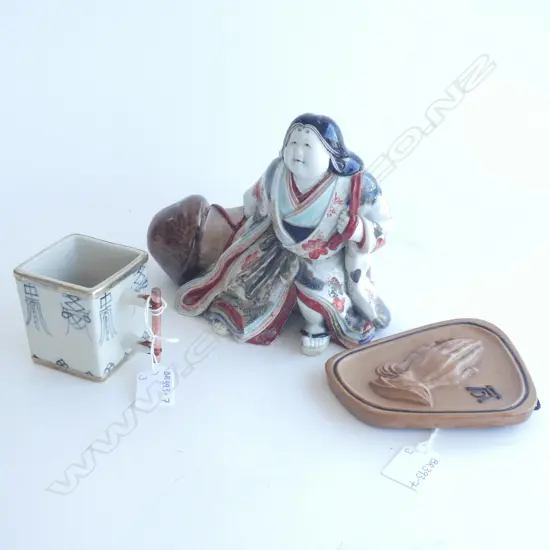 ORIENTAL FIGURINE WITH LG MUSHROOM (H. 180MM) / CUP & WALL 'HANDS' PLAQUE