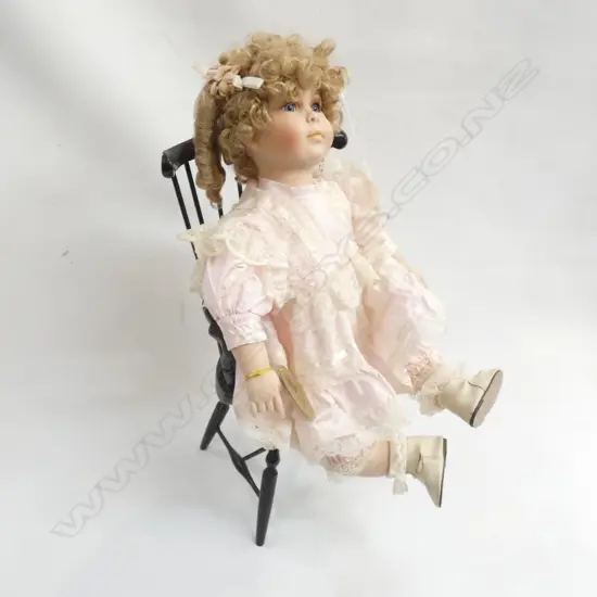 HILLVIEW LANE DOLL ON WINDSOR CHAIR H.480mm