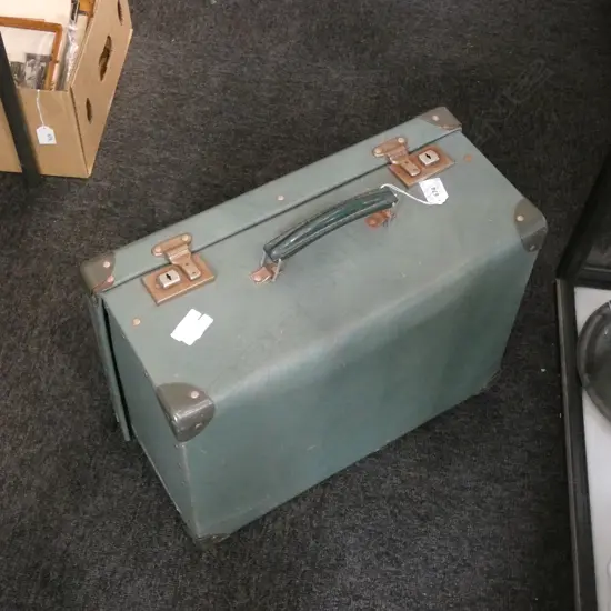 VINTAGE SINGER SEWING MACHINE IN GREEN SUITCASE 