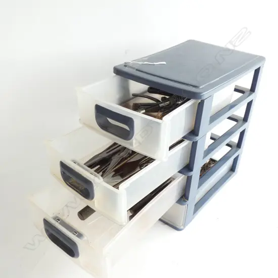 4 DRAWER PLASTIC TOOL CONTAINER WITH DRILL BITS ETC