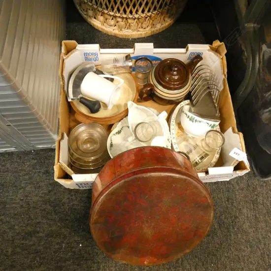 BOX LOT VINTAGE KITCHENALIA ETC