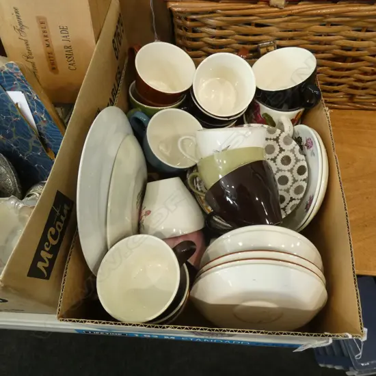 BOX LOT CROWN LYNN CUPS & SAUCERS INCL. APOLLO / EGMONT / COLOUR GLAZE / NOVA & FLEURETTE