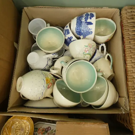 BOX ASST BLUE & WHITE CHINA + SUSIE COOPER CUPS 