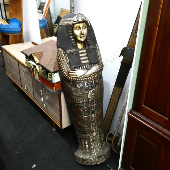 LIFE-SIZE (THEN) EGYPTIAN MUMMY. WOOD FIBER/RESIN  H 1,192MM