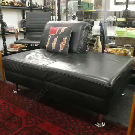 BLACK LEATHER LOUNGER...