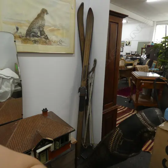 PR VINTAGE SNOW SKIS WITH BINDINGS & POLES L.1950mm