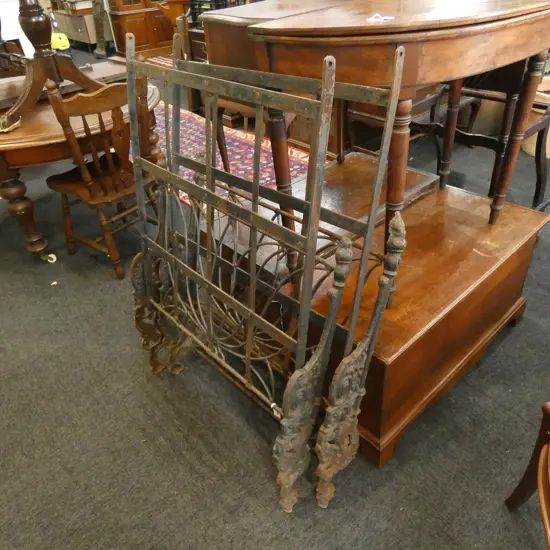 OLD RUSTIC IRON DAYBED 