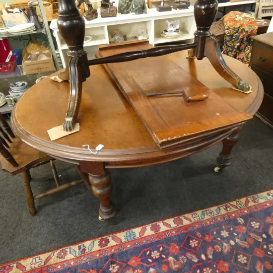 VICTORIAN MAHOGANY OVAL DINING TABLE w. 2 LEAVES & WINDER...