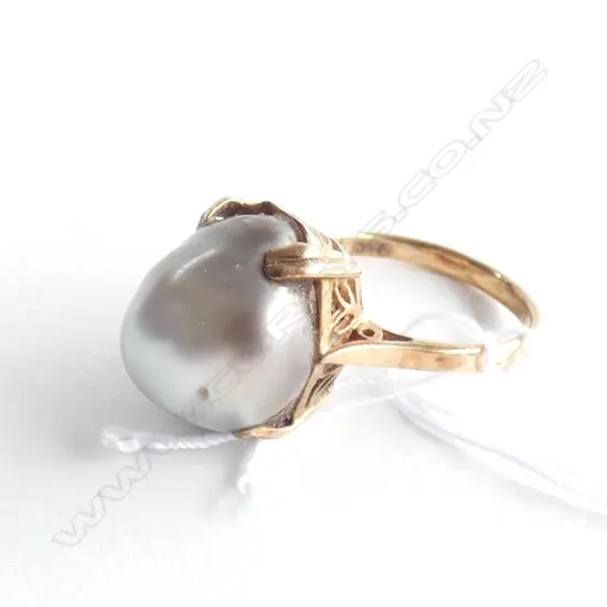 (19728) 9ct LGE  MABE PEARL BLACK PEARL RING