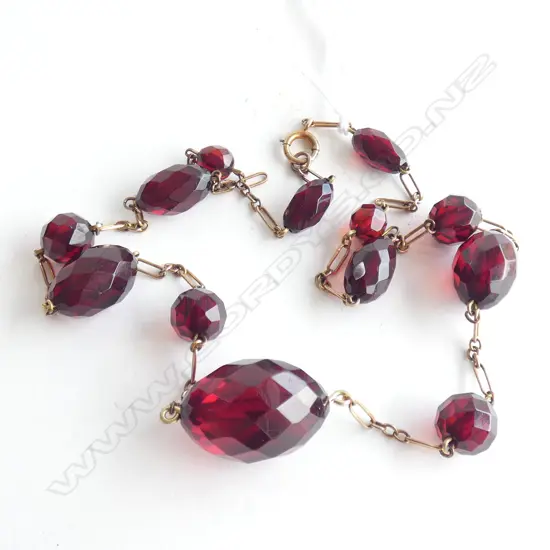 14CT GOLD NECKLACE GRADUATED RED BAKELITE BEADS. L. 480mm