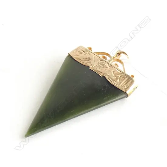 (19961) 9CT & POUNAMU SHARKS TOOTH SHAPE PENDANT
