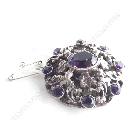 VINTAGE STG SILVER BROOCH SET WITH 8 SM & 1 LG AMETHYST DIA 35MM...