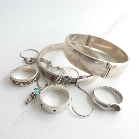 BAG STG SILVER JEWELLERY; 2 BANGLES / NECKLACE WITH BLUE STONE & 3 RINGS