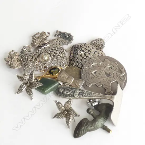 BAG ASST JEWELLERY INCL. STG SILVER /JADE/ BROOCHES / EARRINGS / STG FOOD PUSHER ETC