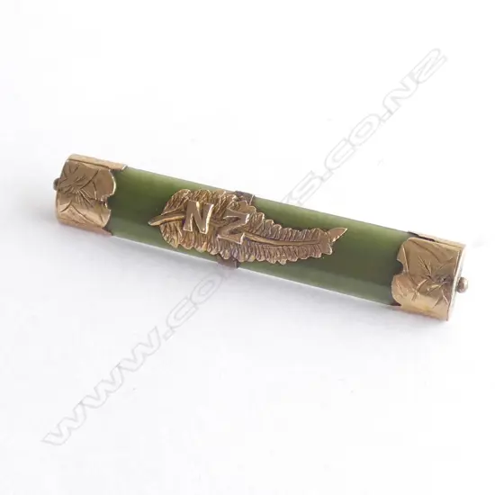 (19524) GREENSTONE & 9CT GOLD BAR BROOCH WITH NZ FERN - L 52MM