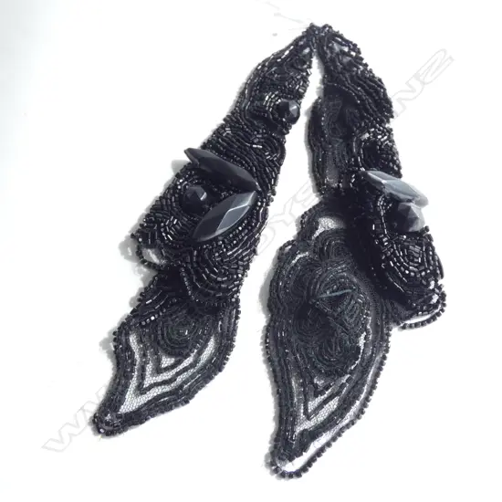 PF VINTAGE BLACK BEADED COLLARS (1 A/F) 1 CARVED BONE PEN (NIB MISSING) & WINE CORK CONTAINER