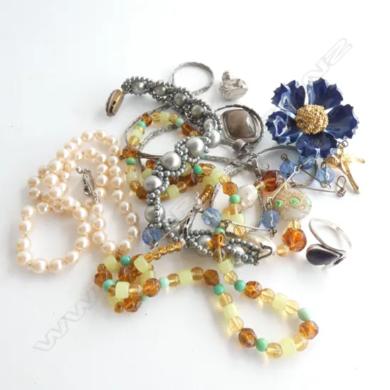 SM BAG ASST JEWELLERY INCL STG SILVER / BEAD NECKLACE X3 & GOLD PLATE & ENAMEL BROOCH ETC..