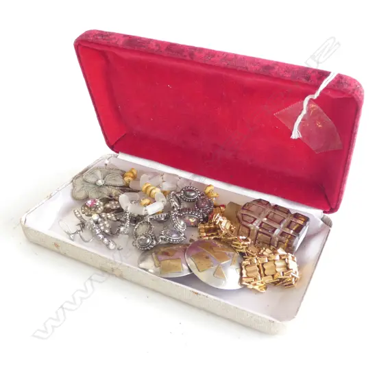 SM BOX ASST JEWELLERY INCL BROOCHES / EARRINGS / NECKLACES / BRACELETS ETC.