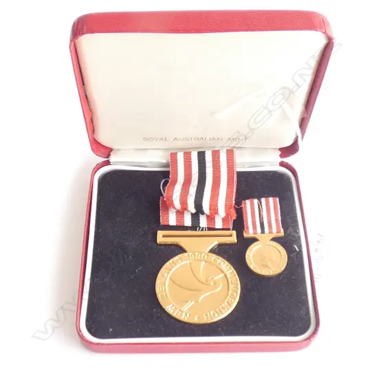 NZ 1990 COMMEMORATION MEDAL & MINIATURE - IN ORIGINAL BOX