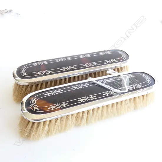 ST. SILVER AND TORTOISESHELL PAIR OF CLOTHES BRUSHES BIRMINGHAM 1917 L.170mm