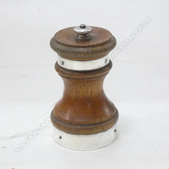 ST. SILVER AND OAK PEPPER GRINDER FRENCH MECHANISM LONDON 1903 H.90mm