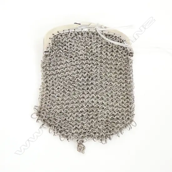 CONTINENTAL SILVER MESH COIN PURSE w INTERNAL DIVISIONS CREATING THREE SEPARATE POCKETS, ASSAY MARKS TO TOP FRAME. 55gm