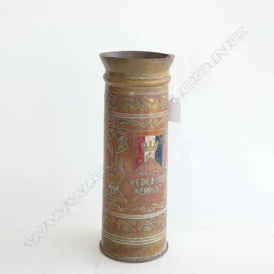  ‘NEDERLAND HERRIJST’ (DUTCH FIGHTING SPIRIT) END OF NAZI OCCUPATION BRASS 105mm SHELL CASE VASE. H.290mm