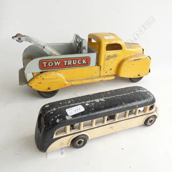 2 VINTAGE TOYS; TINPLATE LINCOLN TOW TRUCK (L. 335MM) & DIE CAST BUS (L 215MM)