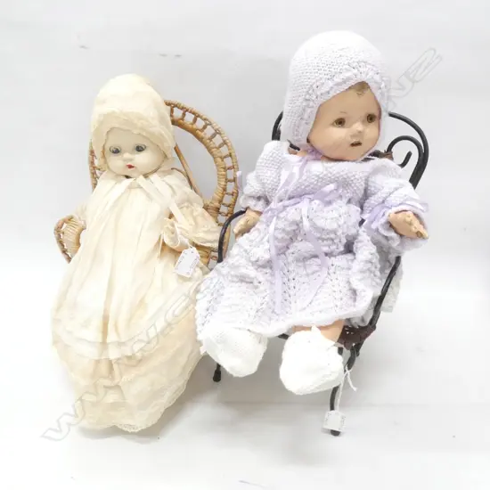 2 VINTAGE COMPOSITE DOLLS (H. 425MM PLUS CHAIRS 