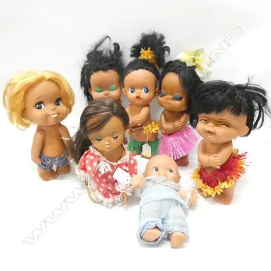 6 RUBBER HAWAIIAN HULA GIRLS (H. 255MM) + 1 RUBBER KEWPIE DOLL H. 225MM