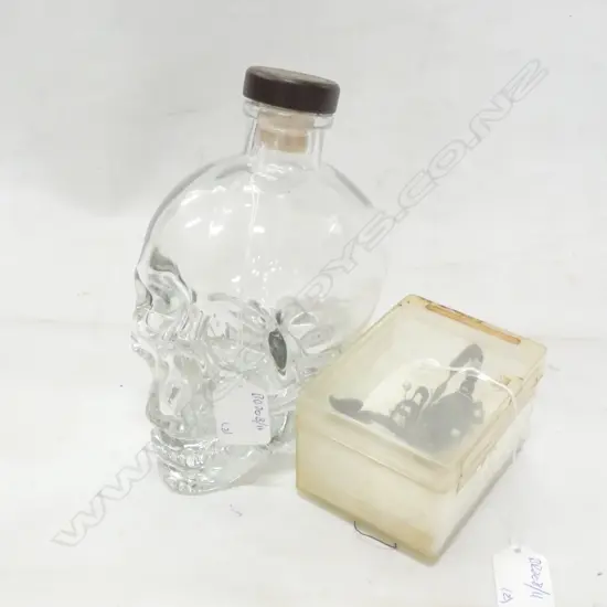 CRYSTAL VODKA SKULL BOTTLE + BLACK SCORPION H 190 MM