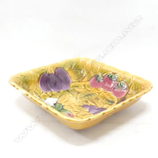 SARREGUEMINES FRENCH MAJOLICA BOWL STRAWBERRIES GRAPES PEARS PLUMS D.230mm