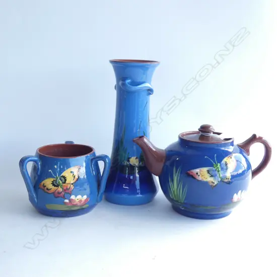 3 TORQUAY WARE PCES; TEAPOT, VASE H.240mm & LOVING CUP AF
