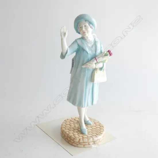 ROYAL DOULTON QUEEN MOTHER HN4086 H. 220MM W/CERTICIATE 33/2000
