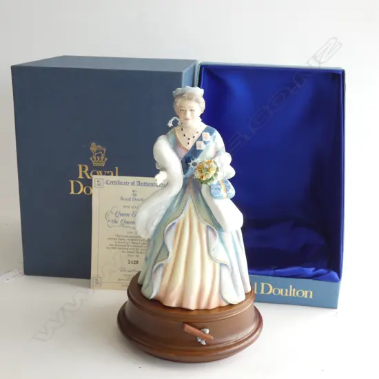 ROYAL DOULTON QUEEN ELIZABETH THE QUEEN MOTHER 90TH BIRTHDAY HN3189 H.260MM(W/STAND) RETAILS $1150 2426/2500....